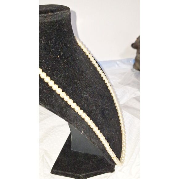 A Vintage Faux Pearl Necklace Grandmacore Mid-Century Elegance - Picture 7 of 7
